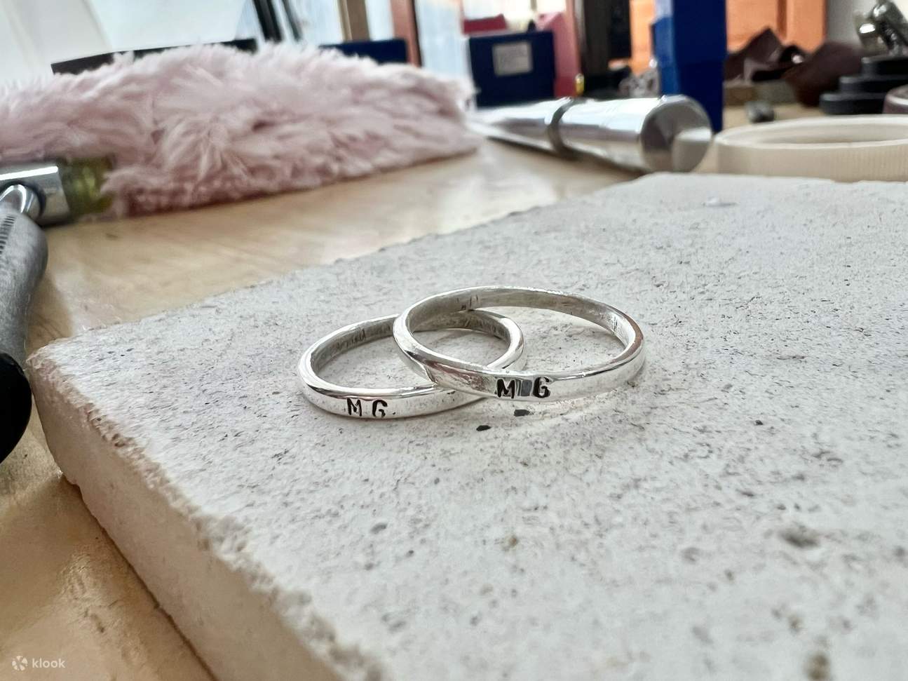 couple avec leur chevalière