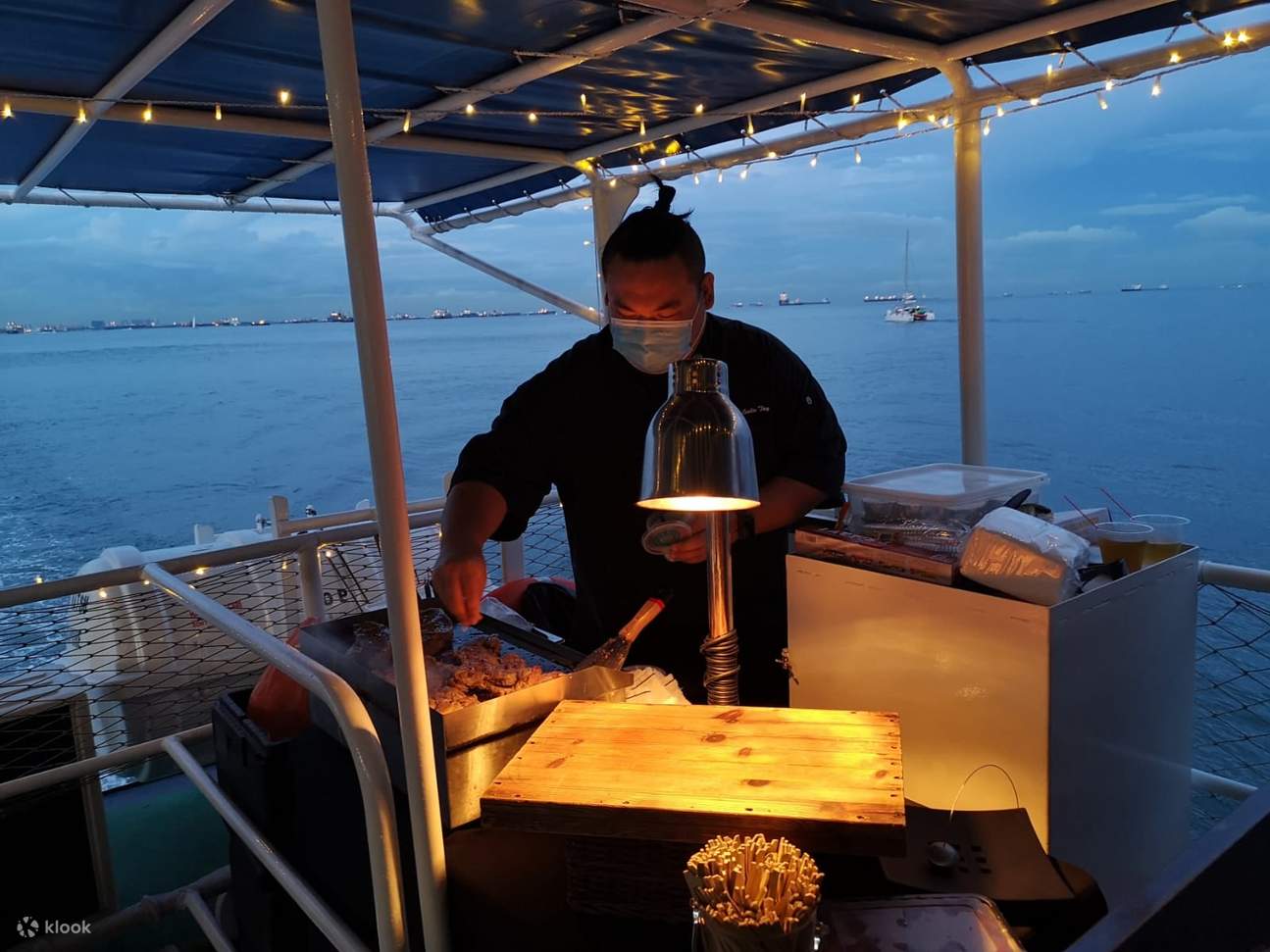 chef préparant un repas à bord d'une croisière