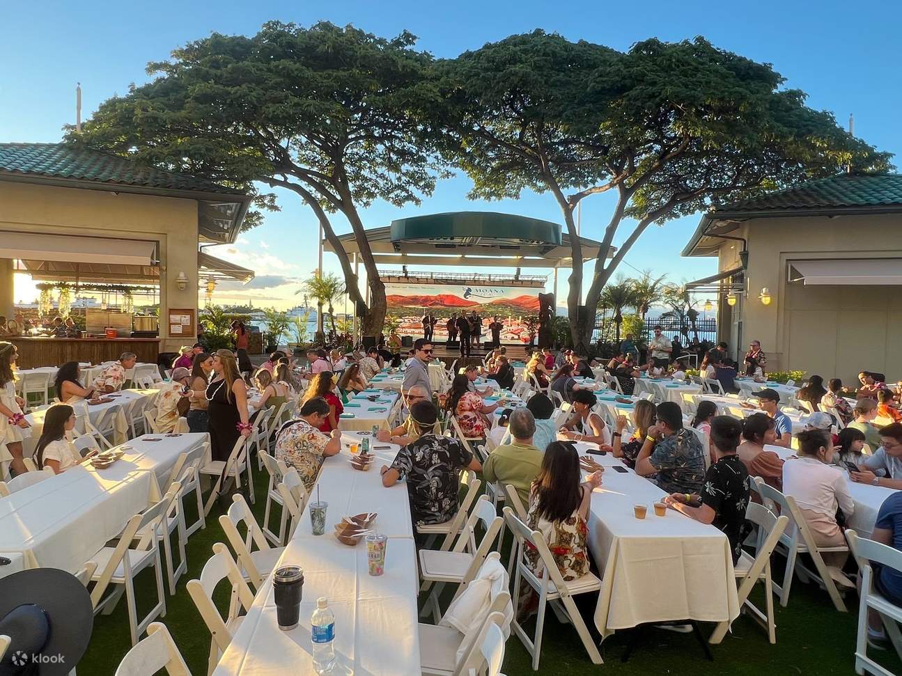 尽情享用以当地食材烹制的自助餐，品味传统的海岛风味