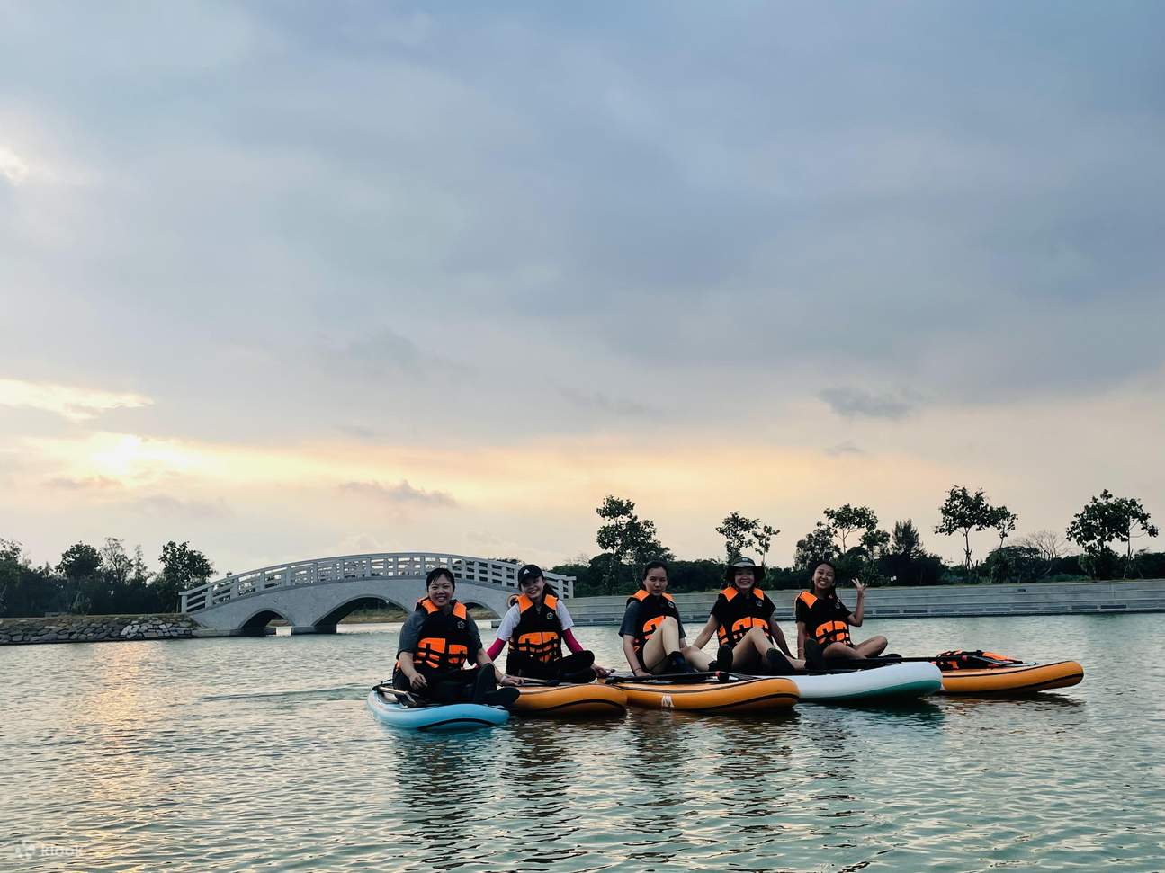 กลุ่มเพื่อนที่ดีเรียนรู้กิจกรรมกลางแจ้งแบบใหม่นี้ในสภาพอากาศที่ดี