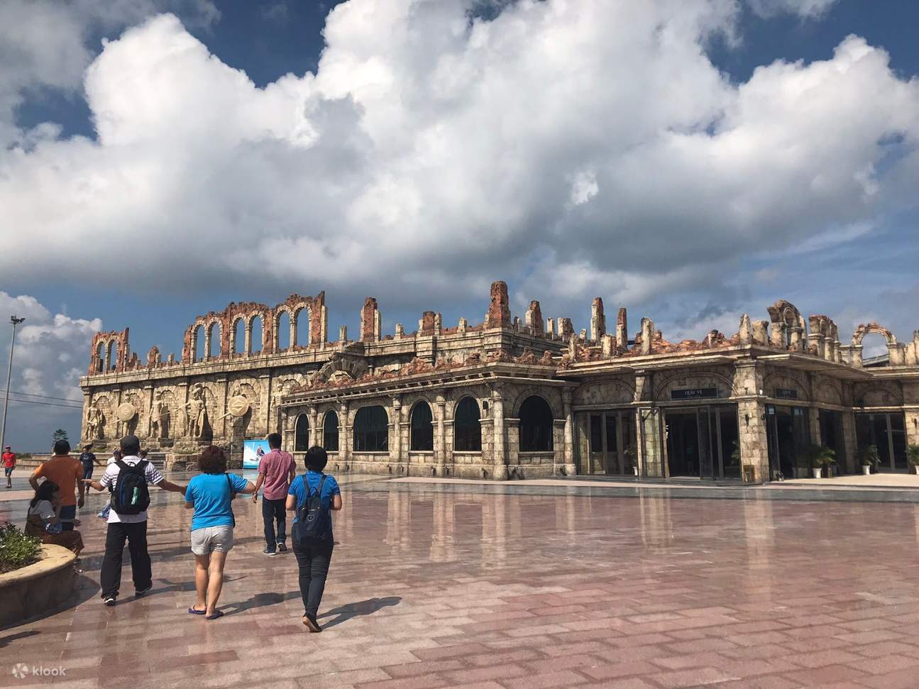 runtuhan fasad bangunan di Vietnam