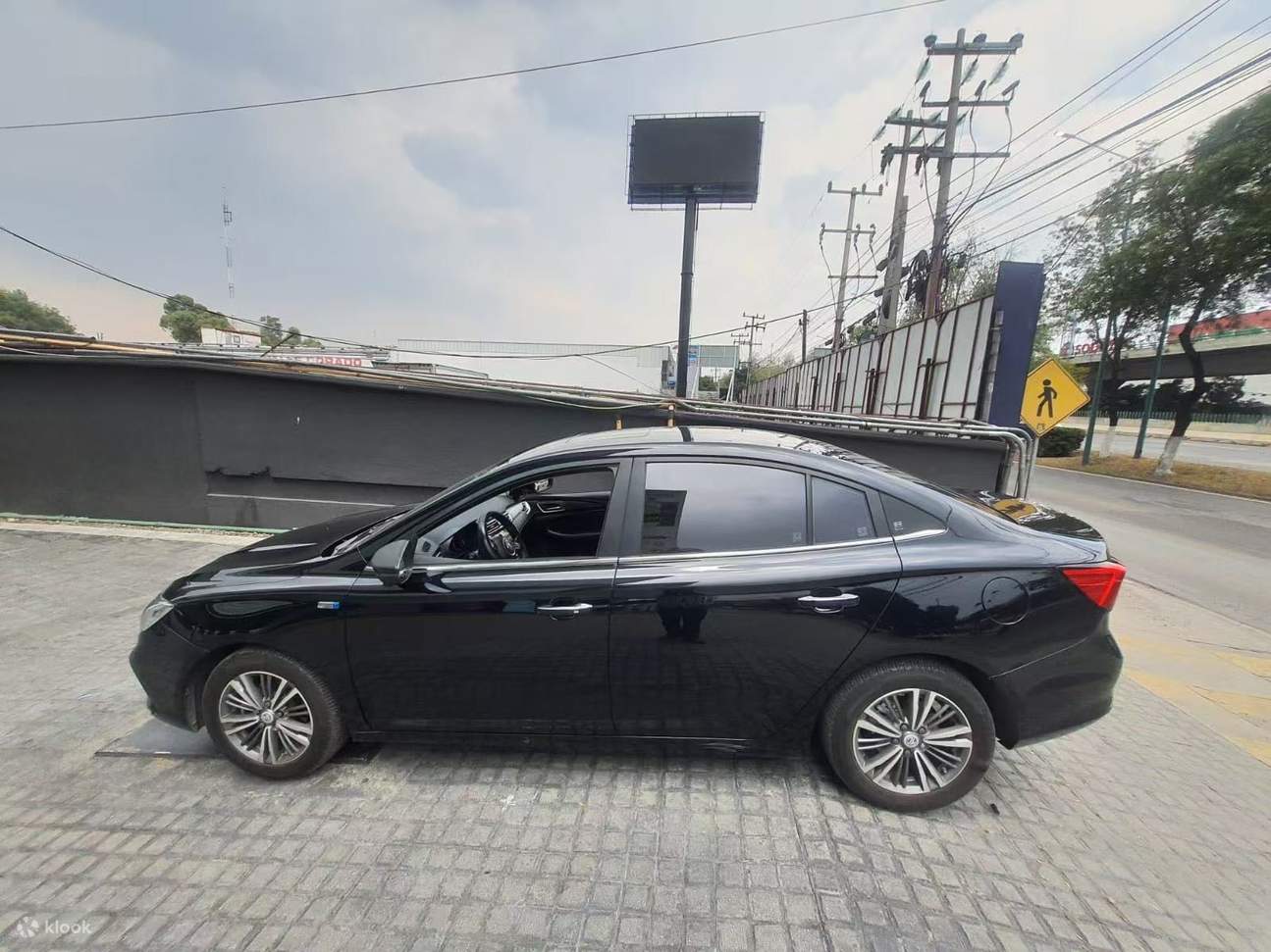 Vivi un'esperienza di guida elegante a bordo di una MG5 nera dal design moderno e confortevole