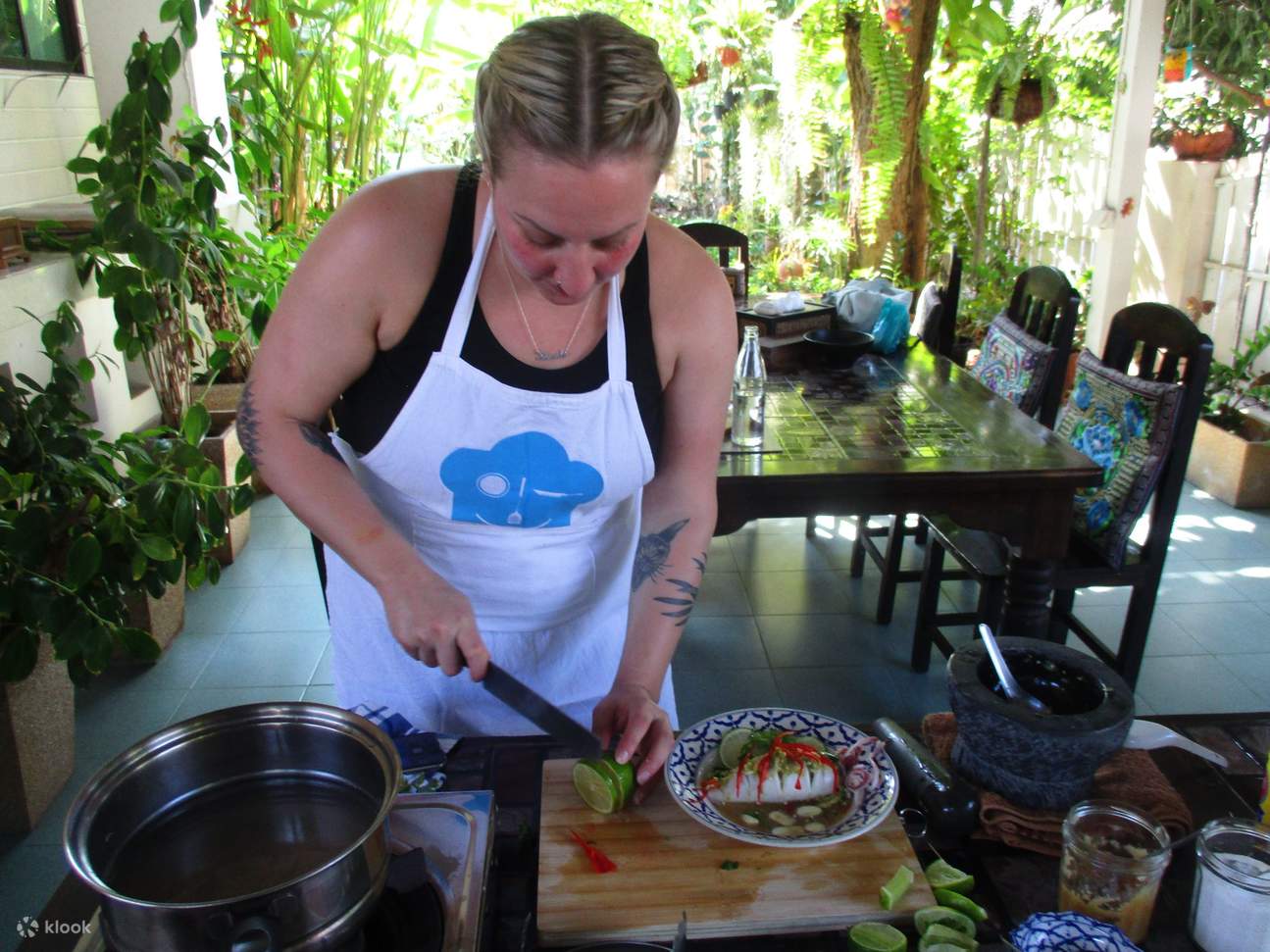 Impara a preparare autentici piatti thailandesi utilizzando ingredienti del mercato locale.