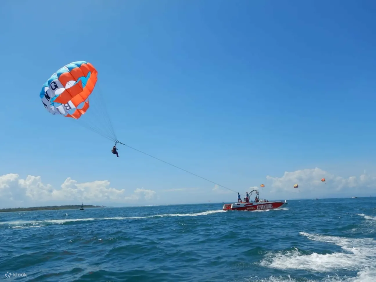 在 Tanjung Benoa 滑翔伞