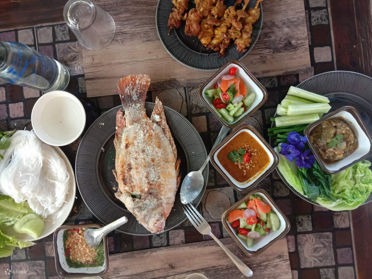 Miang Pla Pao ist gegrillter Fisch nach Thai-Art, serviert mit Blättern, Kräutern und Chilisauce, und es ist unglaublich lecker!