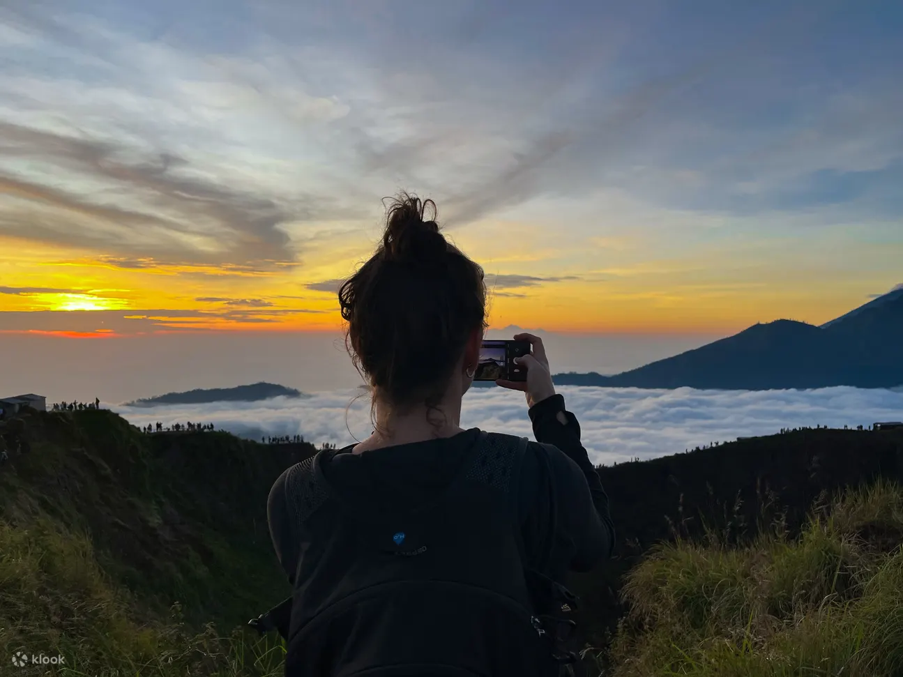 拍日出照片的女人
