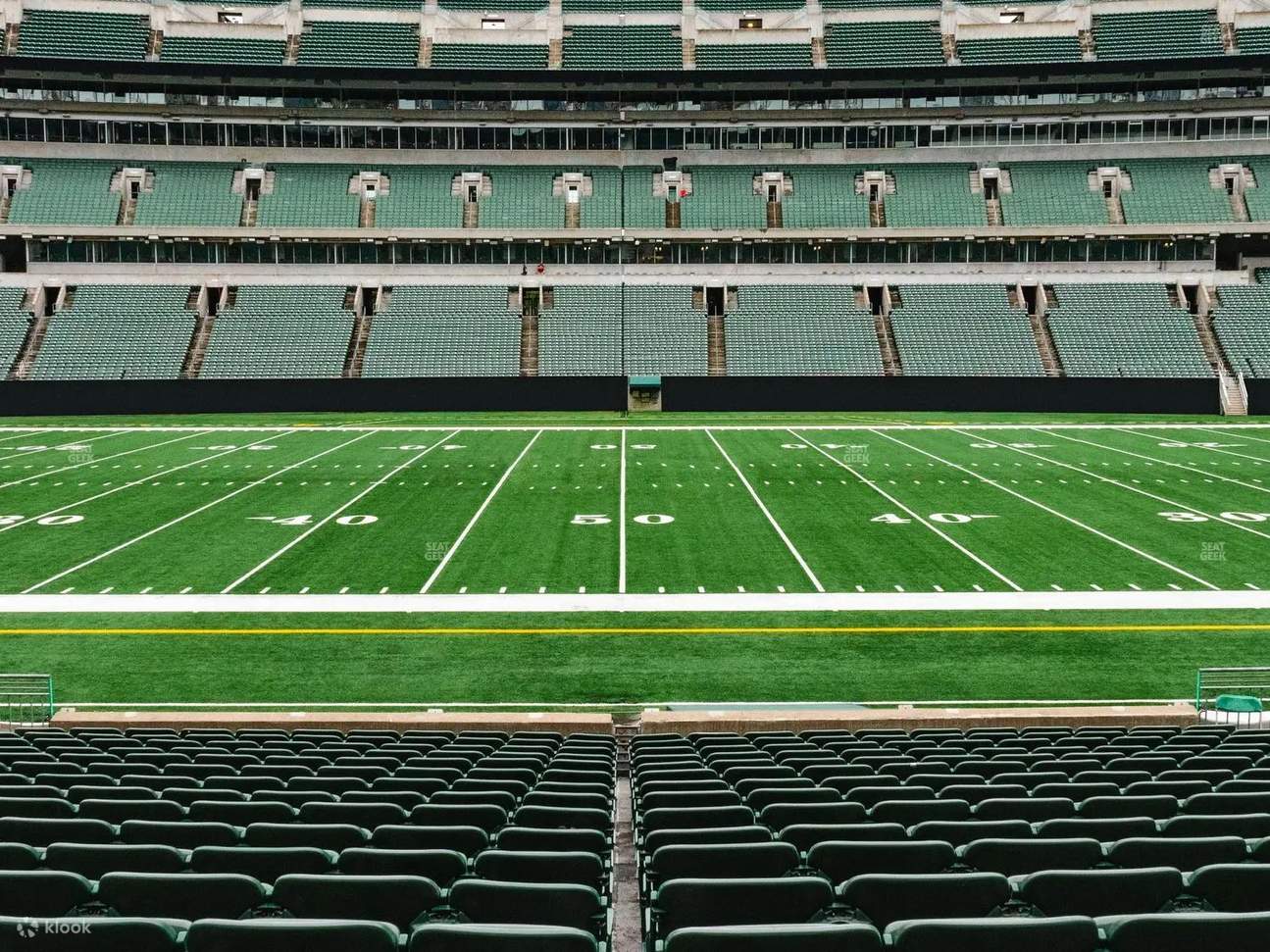 생생한 현장 분위기를 만끽할 수 있는 사이드라인 좌석에서 역동적인 경기장 뷰와 뜨거운 열기를 느껴보세요.