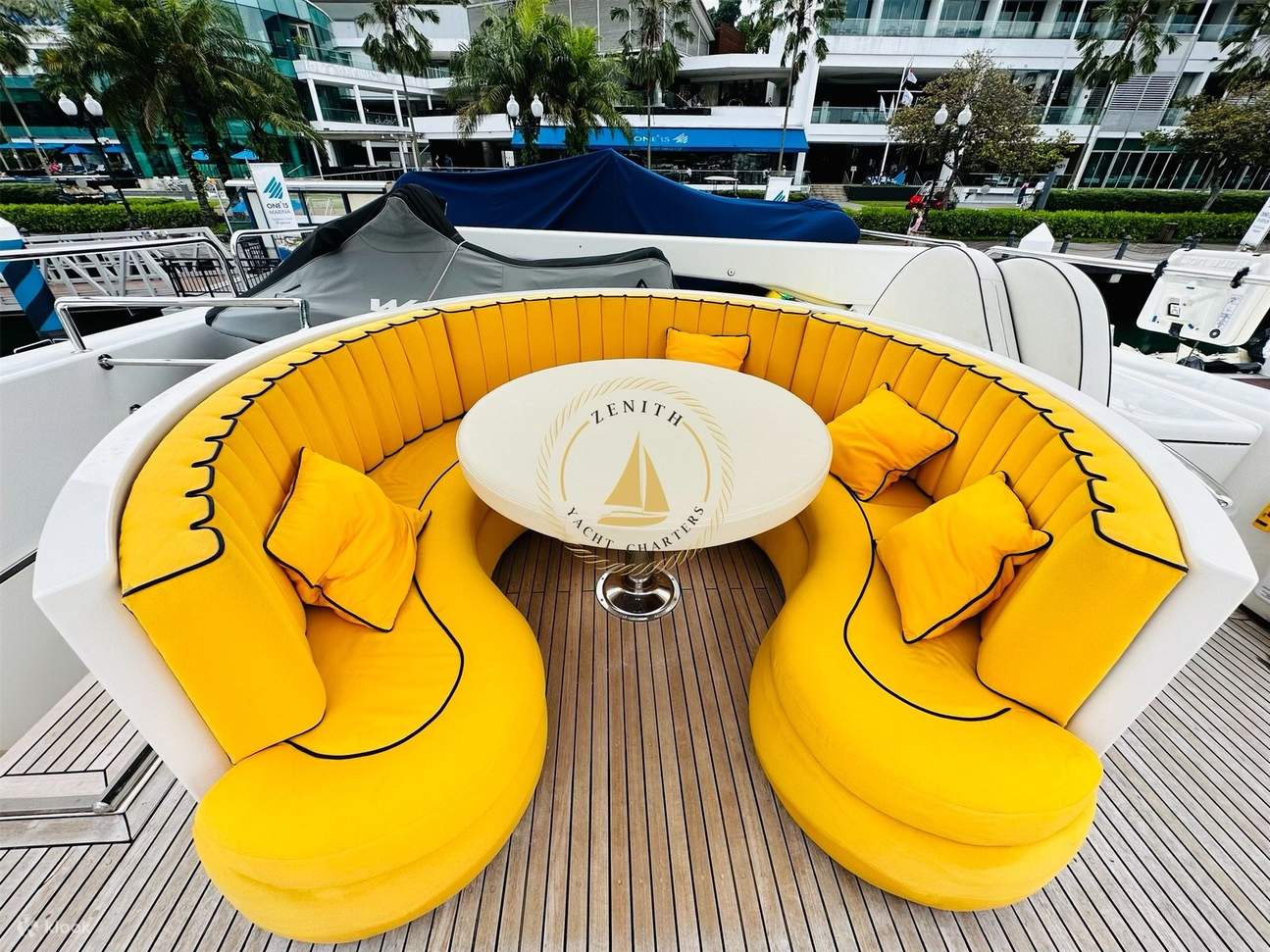 Berjemur di atas dek atau hanya bersantai dengan rakan-rakan anda di atas kapal dan menikmati pemandangan indah Southern Islands