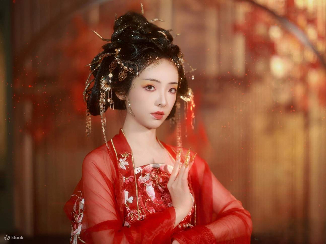 Des bureaux en bois sculpté sous des fenêtres en bois sculpté, des couloirs vermillon remplis de lanternes, de petites cours pavées de dalles de pierre bleue... Pas besoin de voyager loin pour prendre de superbes photos à l'ancienne qui feront fureur sur 