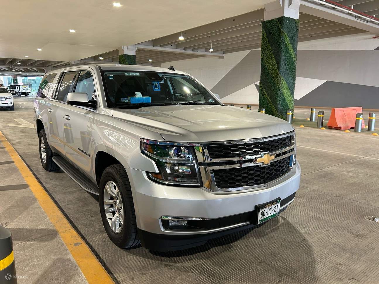 Путешествуйте с комфортом в просторном Chevrolet Suburban, отличающимся премиальными характеристиками и плавной ездой.