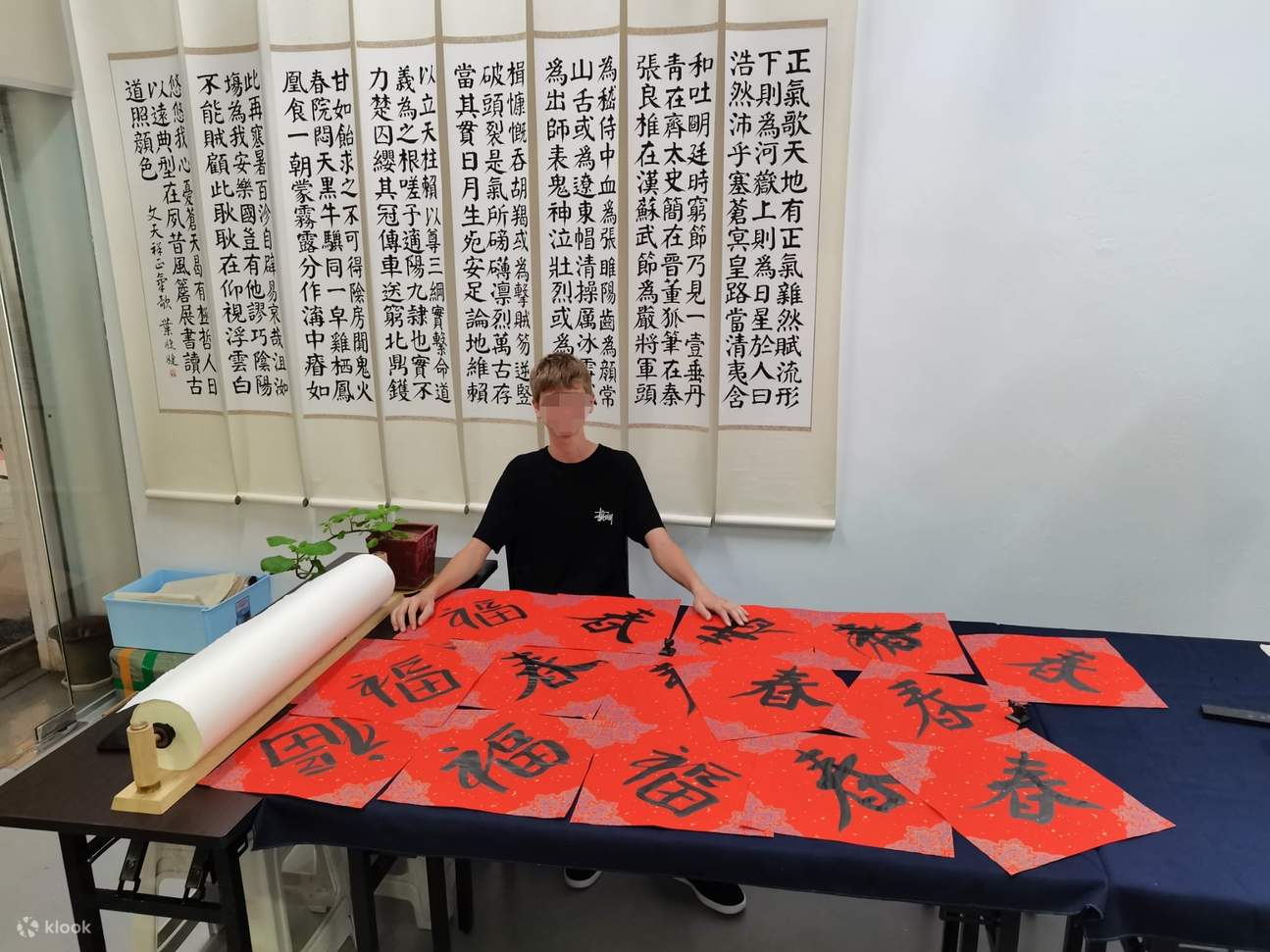 người trẻ vẽ thư pháp