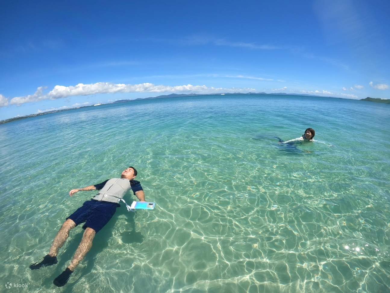 Nikmati laut jernih yang indah