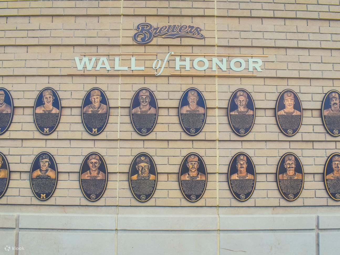 在美国家庭球场观看密尔沃基酿酒人棒球比赛