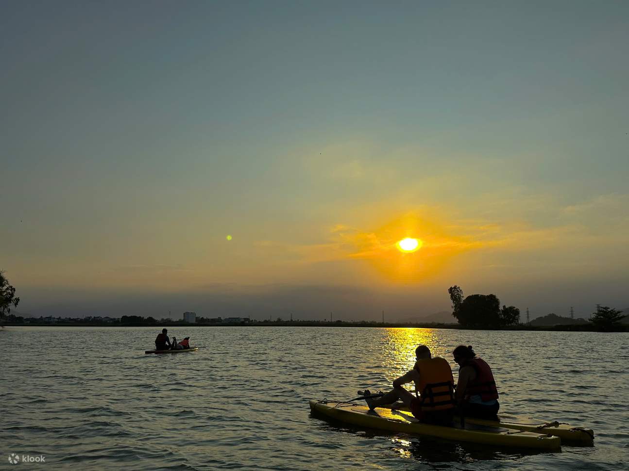Tur Petualangan Air Stand Up Paddle Boarding Matahari Terbenam di Nha Trang
