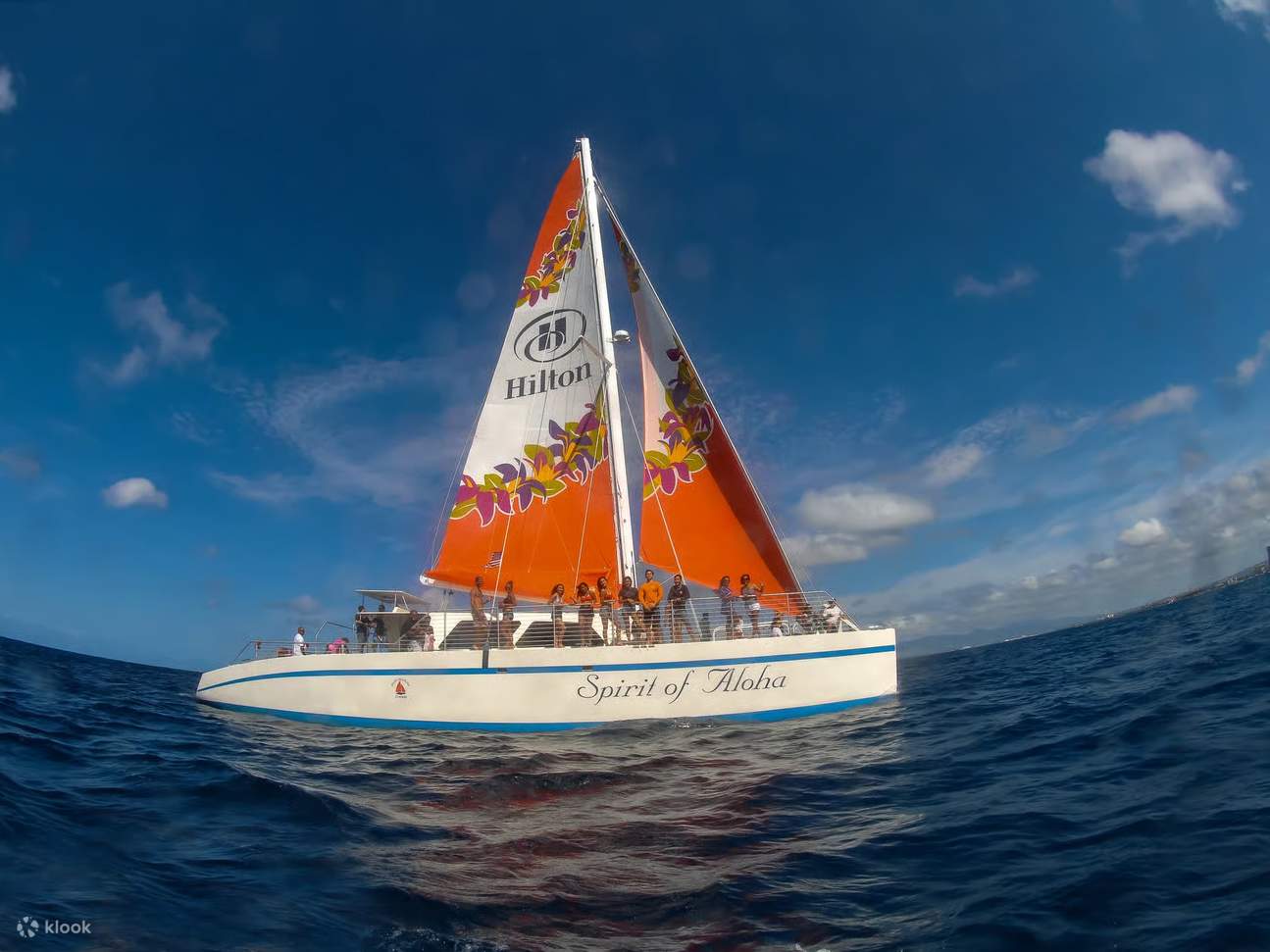 สัมผัสประสบการณ์การล่องเรือชมพระอาทิตย์ตกดินสุดมหัศจรรย์ พร้อมชมแสงสีทองที่สะท้อนลงบนผืนน้ำทะเลอย่างอ่อนโยน