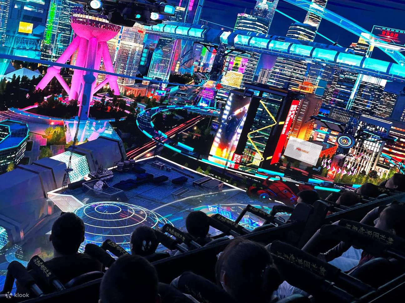 La tecnología rompe las limitaciones del espacio y la cultura llena los vacíos de conocimiento, permitiéndonos sentir la grandeza de las ciudades modernas y tocar la calidez de la civilización tradicional.