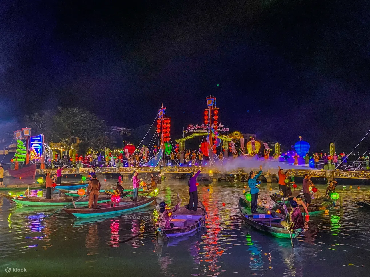 Release-the-lantern-on-Hoai-river-with-the-best-wishes