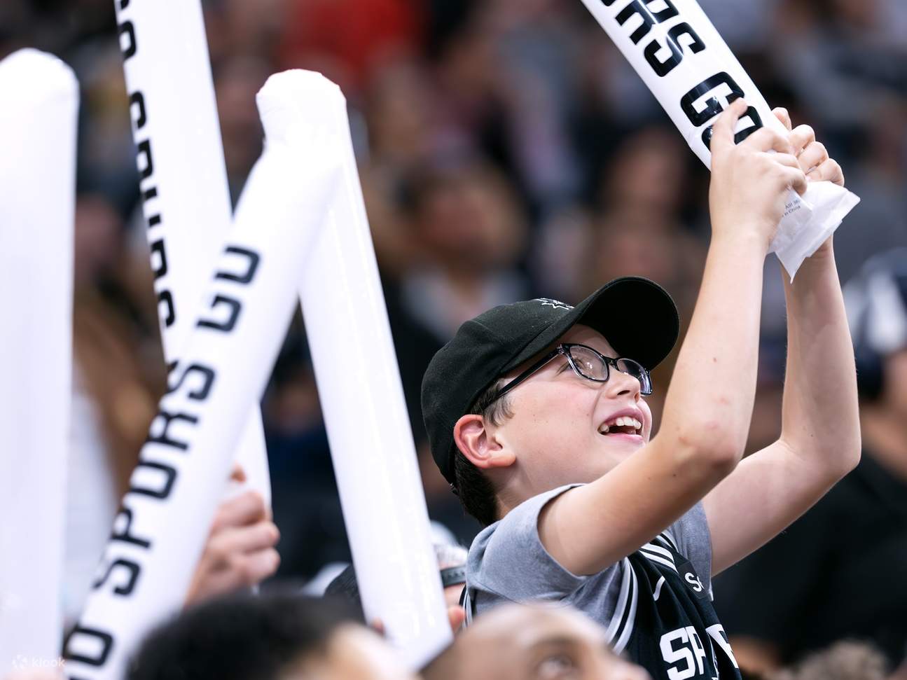 Unisciti agli entusiasti abitanti locali che tifano a gran voce per la squadra dei San Antonio Spurs