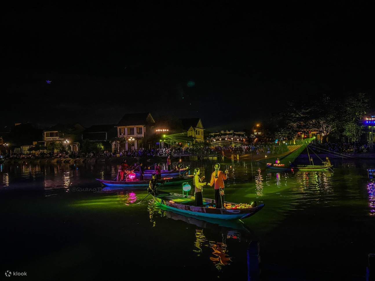 Lepaskan lampion di Sungai Hoai dengan harapan terbaik