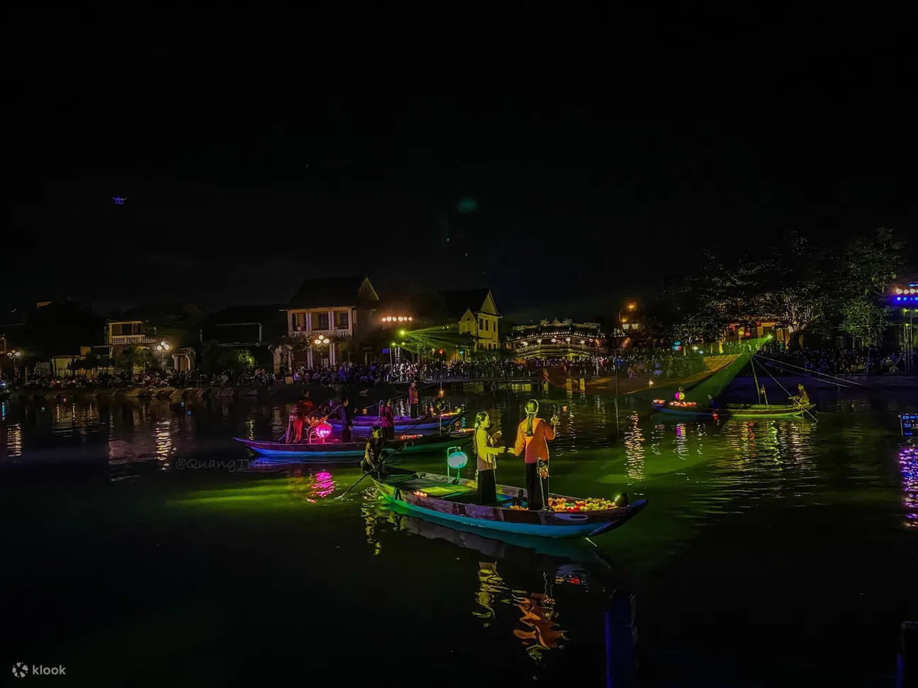 Release-the-lantern-on-Hoai-river-with-the-best-wishes