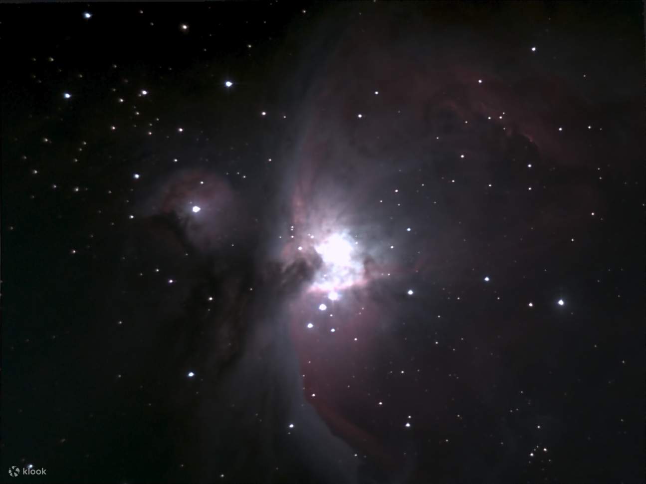 Vista finale notturna delle stelle, galassia che si estende oltre con abbagliante bellezza cosmica