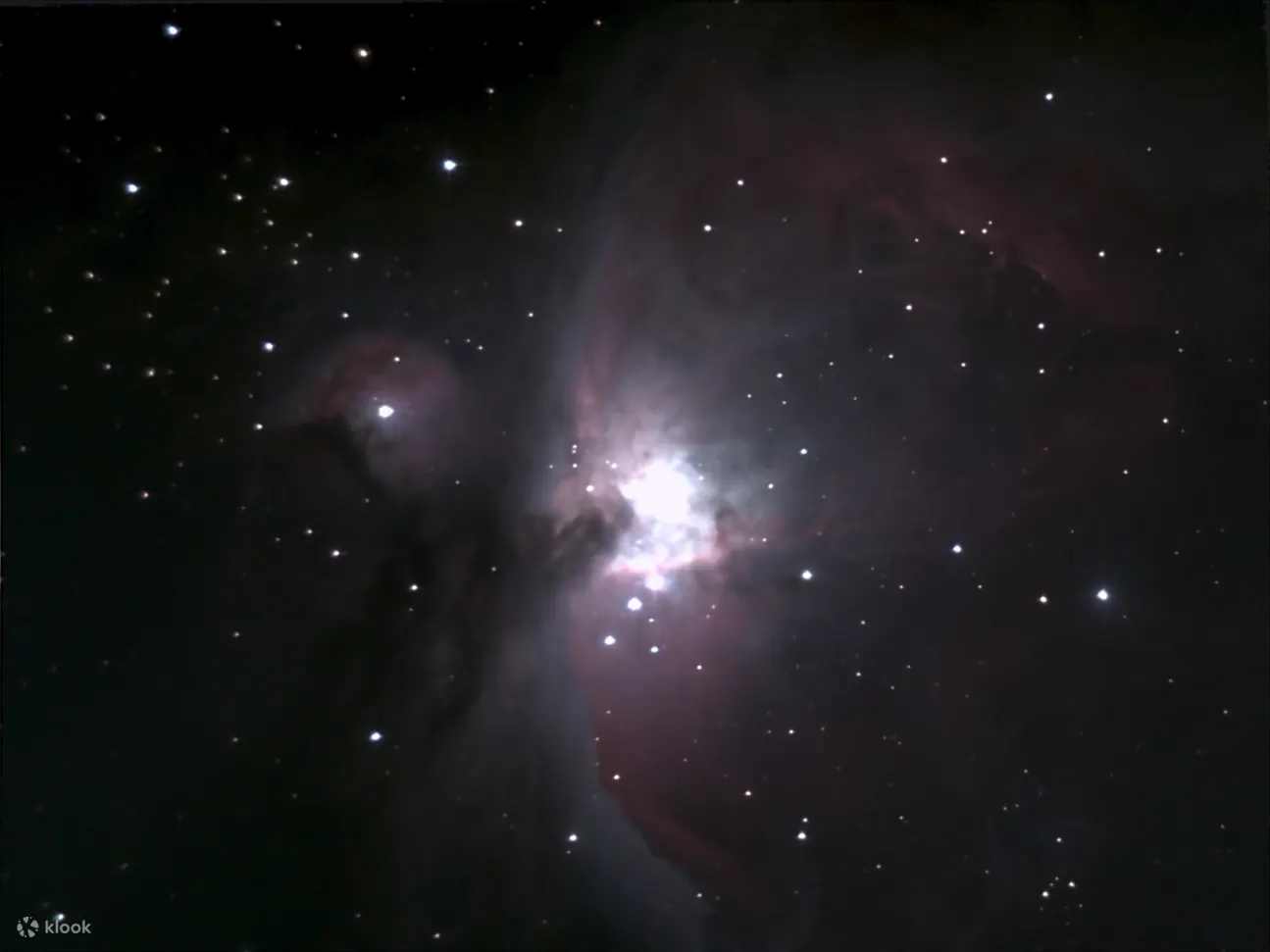 夜晚的最后一颗星星，银河系延伸开来，展现出令人眼花缭乱的宇宙之美