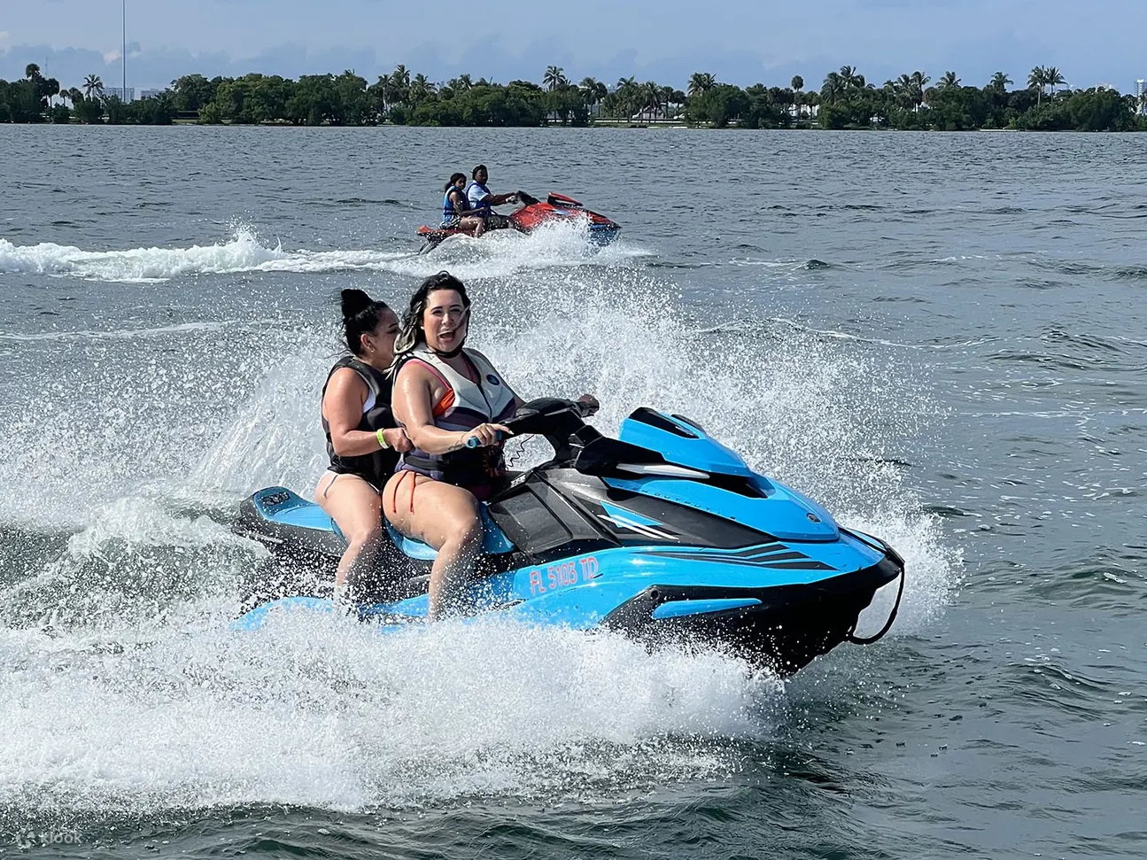 一起骑着水上摩托艇在波光粼粼的水面上飞驰，享受迈阿密带来的终极刺激