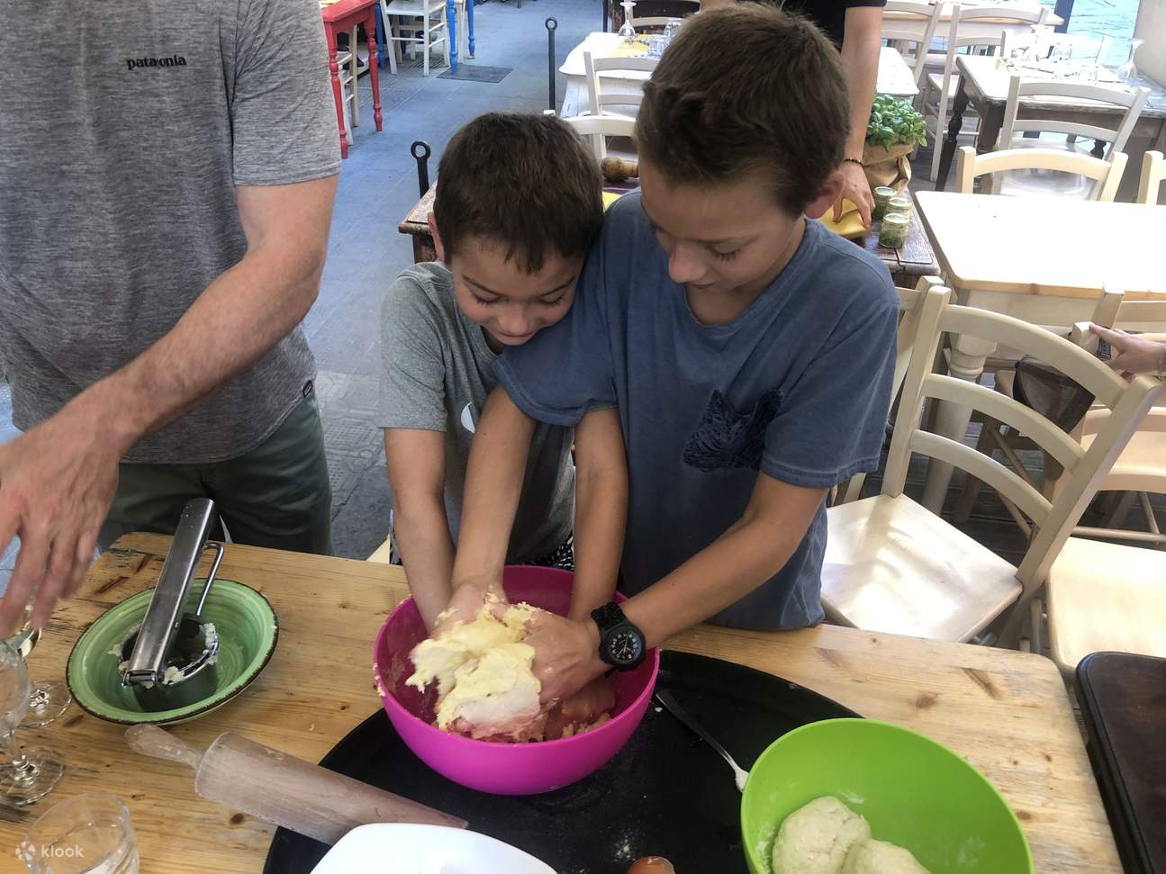 МАСТЕР-КЛАСС ПО ПРИГОТОВЛЕНИЮ ПЕСТО В СТУПЕ - КУЛИНАРНЫЕ КУРСЫ - ДЕГУСТАЦИЯ ВИН