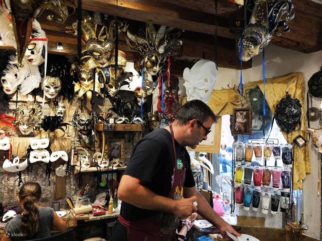Laboratorio di creazione maschere di carnevale a Venezia