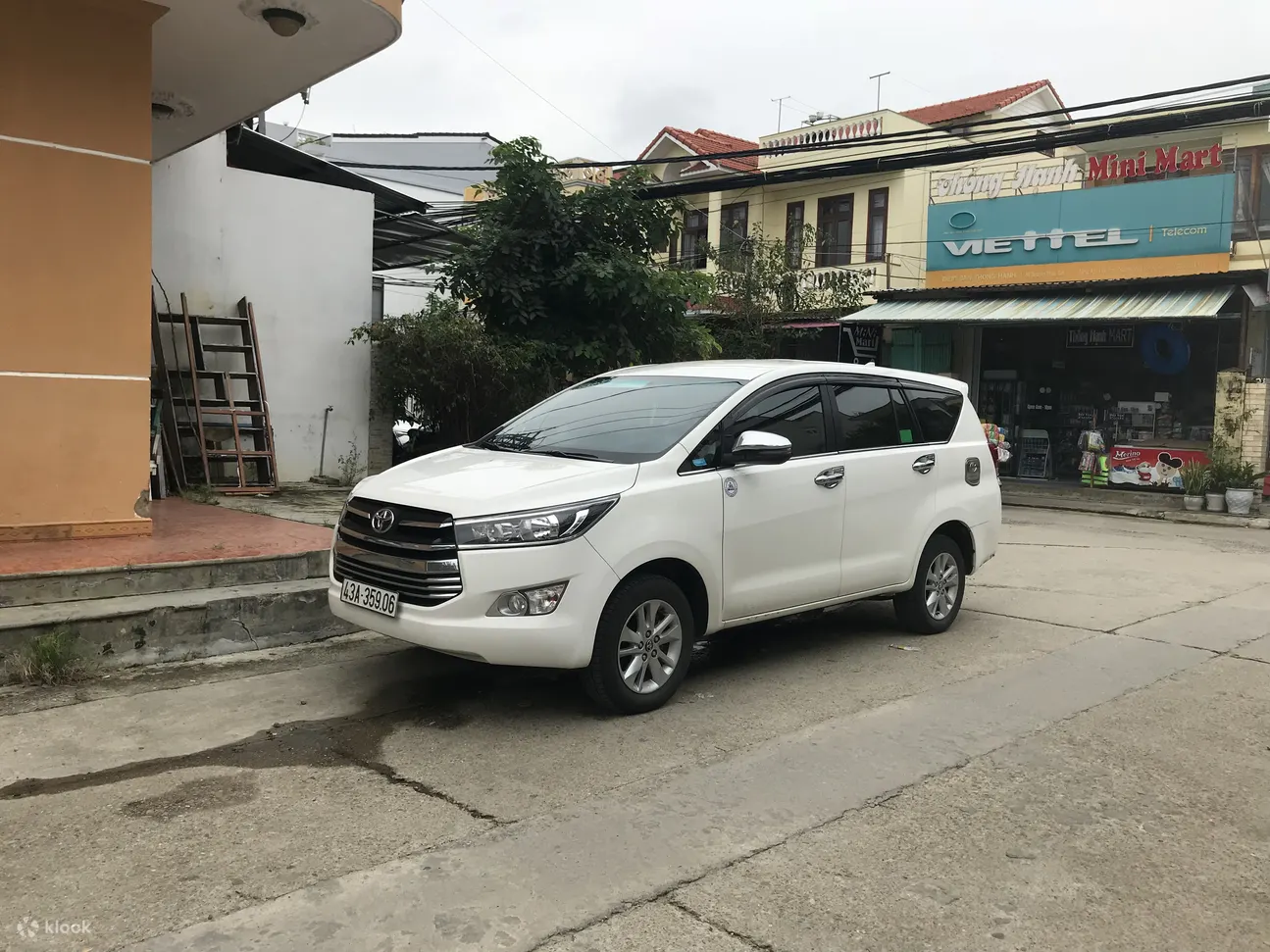 越南的白色mpv车