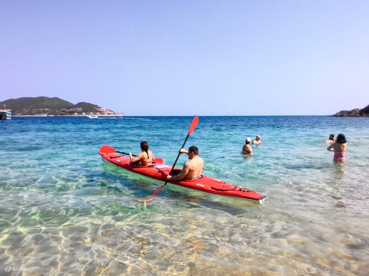 ผู้คนพายเรือคายัค