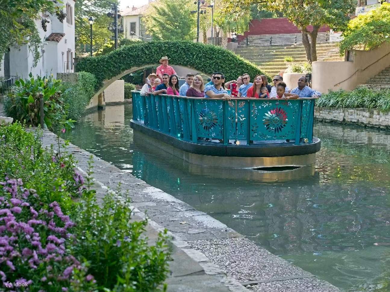 Glissez le long d'Old Mill Crossing et écoutez des histoires fascinantes d'influences allemandes, mexicaines, françaises et irlandaises