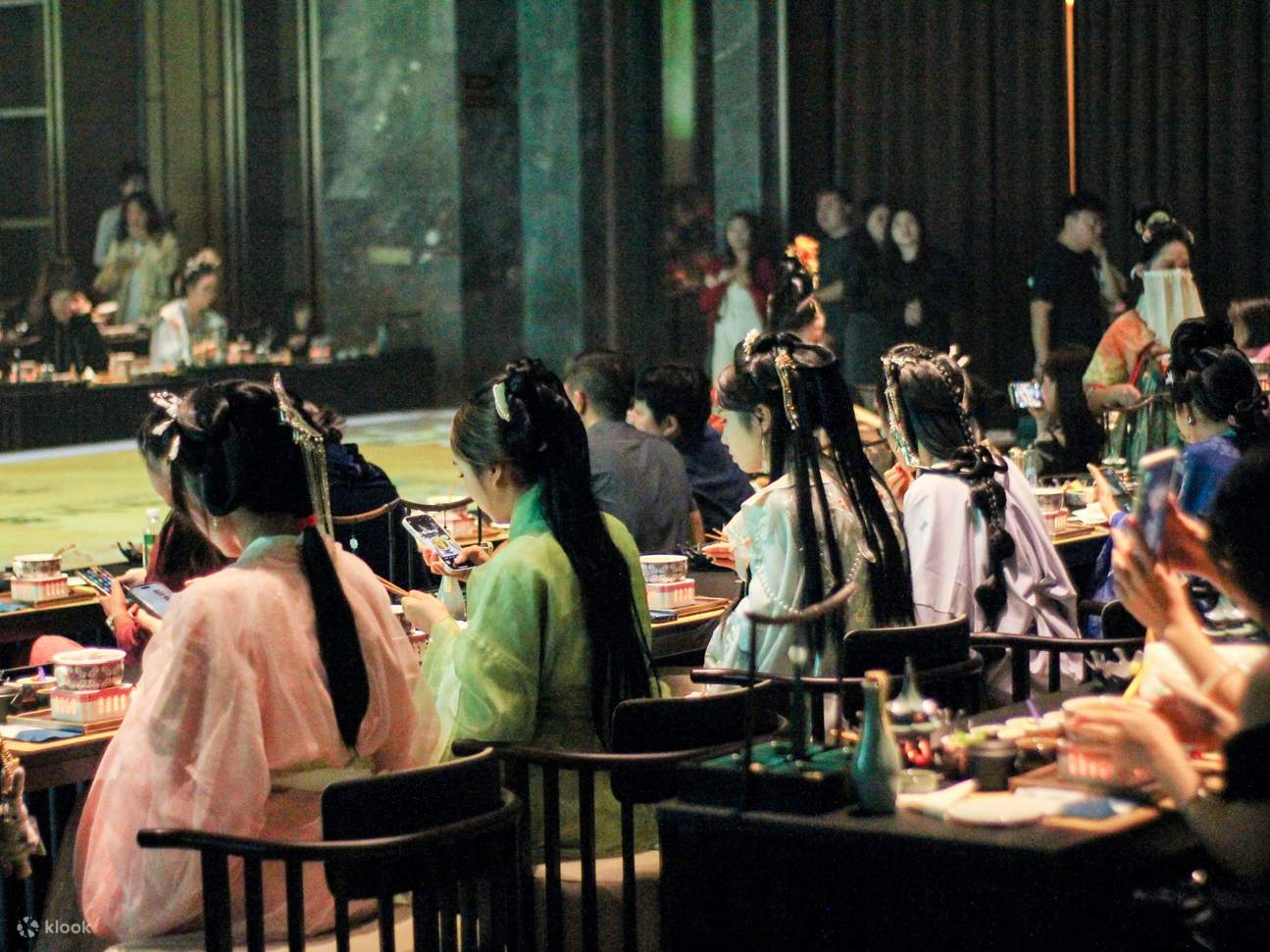 Торжественная встреча в начале, особенные песни и танцы во время приема, такие как народные танцы, демонстрирующие местный колорит, и классические танцы, передающие культурный смысл, идеально сочетают визуальное наслаждение и вкусовые ощущения.