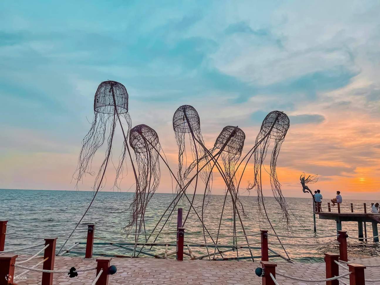 ตั้งอยู่ใจกลางทางเหนือของ Bai Truong (ฟู้ก๊วก) ที่มีหาดทรายขาวและชายหาดที่สวยงาม