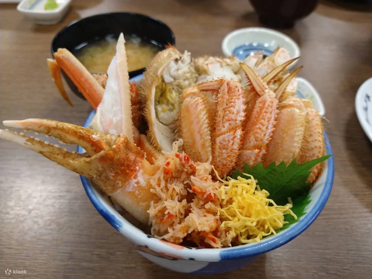 大叹新鲜海产如鳕场蟹、拖罗海胆帆立贝等美味刺身，及海鲜丼等