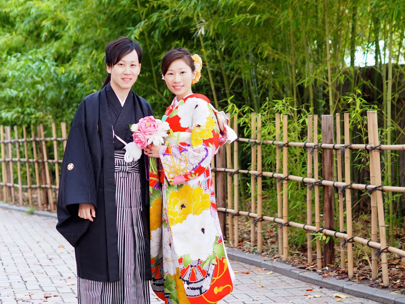 Những khoảnh khắc đẹp nhất trong ngày cưới được tái hiện trong bộ ảnh cưới Kimono đầy truyền thống. Với sự kết hợp từ những mẫu trang phục và phụ kiện độc đáo, bộ ảnh sẽ khiến bạn nhớ lại cảm giác ngọt ngào và hoàn hảo trong ngày trọng đại.