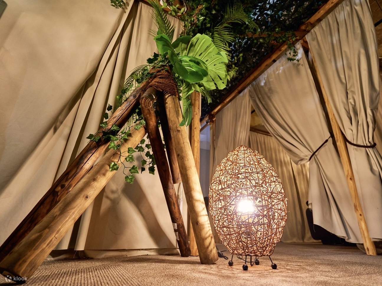 獨立包間搭配香氣、音效與柔和燈光，營造五感皆能放鬆的療愈空間。