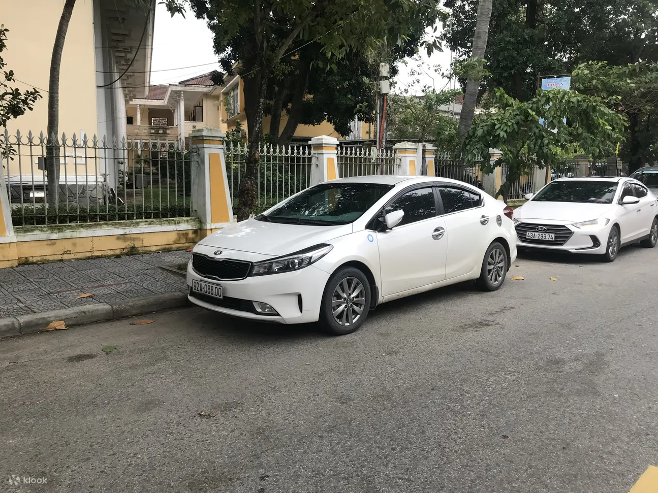 越南的白色轿车