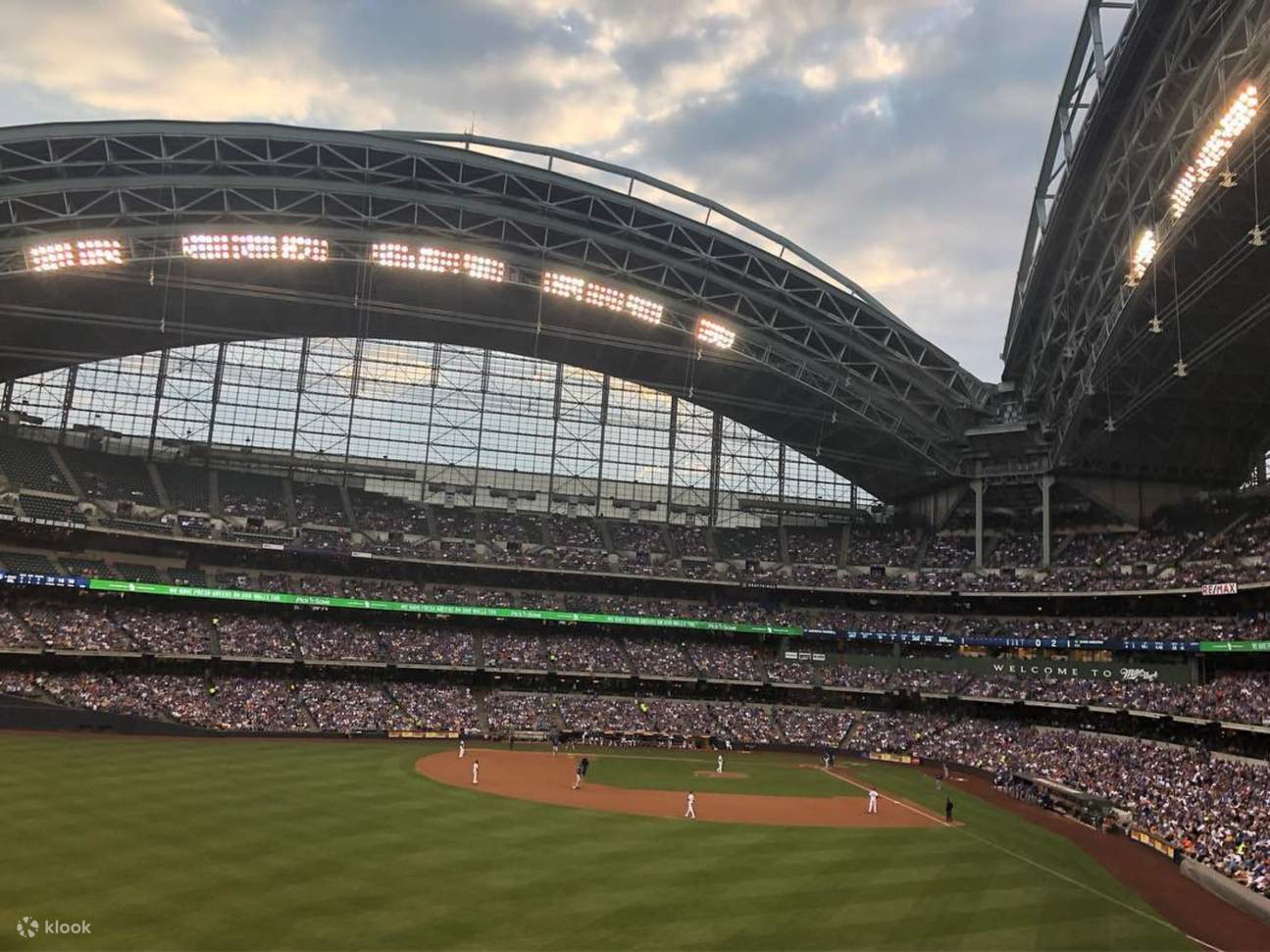 Trận đấu bóng chày Milwaukee Brewers tại American Family Field