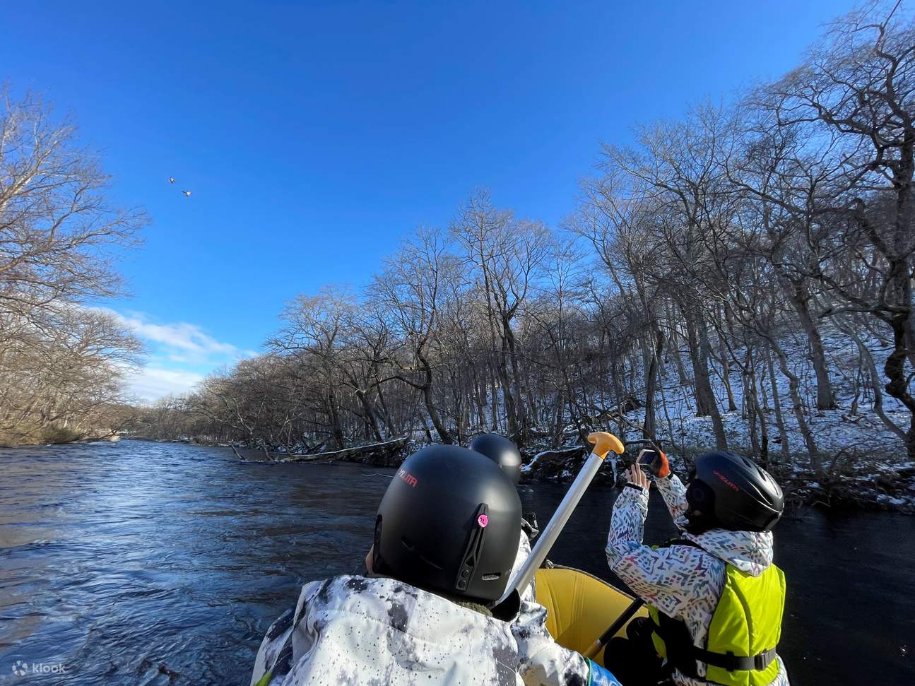 봄은 벚꽃을 보면서 래프팅을 할 수 있습니다.