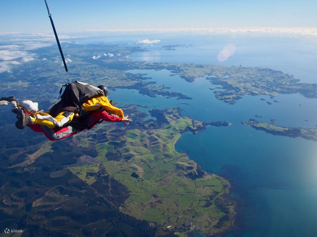 两人在岛屿湾跳伞