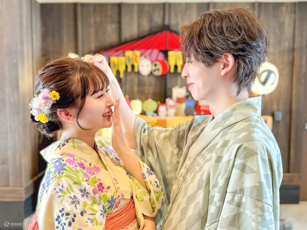 日本的冬天很冷，但和服非常适合分层穿著！穿著保暖的内衣、紧身裤和手套（请自备）。我们提供毛皮披肩和披肩——只需询问我们的工作人员。保持舒适和时尚，即使在寒冷的天气里也能享受和服体验！ 😊