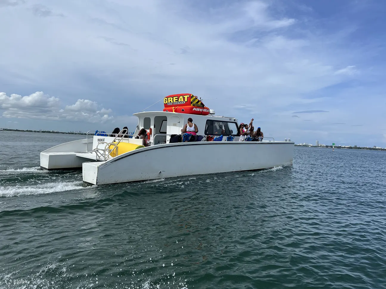 在迈阿密充满活力的碧绿海水中体验喷射快艇探险的刺激