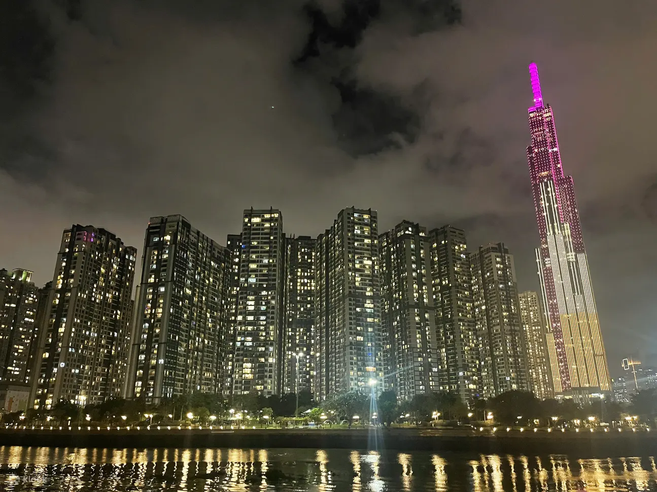 胡志明市西贡精英游轮上的豪华用餐体验