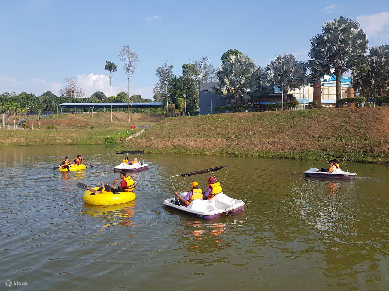 乘坐圆形木筏的人们