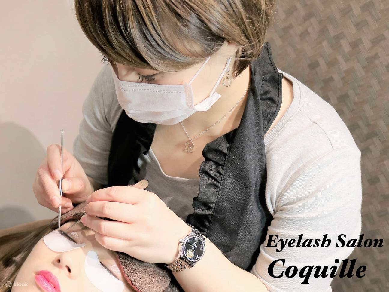 Une équipe d'esthéticiennes expérimentées vous offre des services de haute qualité, répondant à une diversité de besoins en matière d'extensions de cils.