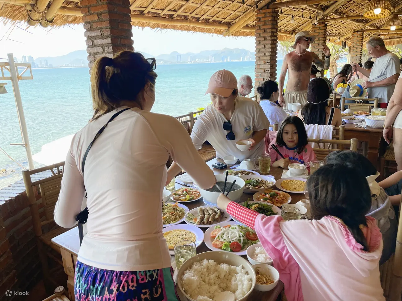 Bao gồm bữa trưa