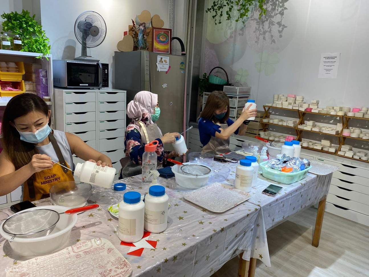 เทคนิคที่จะสอน ได้แก่ บาธบอมบ์ทรงกลมสีเดียวแบบพื้นฐาน, บาธบอมบ์ทรงกลมแบบเลเยอร์พื้นฐาน และบาธบอมบ์แบบเติมด้านเดียวพื้นฐาน