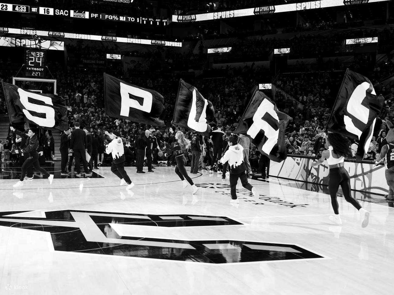 Guarda un gameplay frenetico con i talenti emergenti degli Spurs e le partite competitive della Western Conference