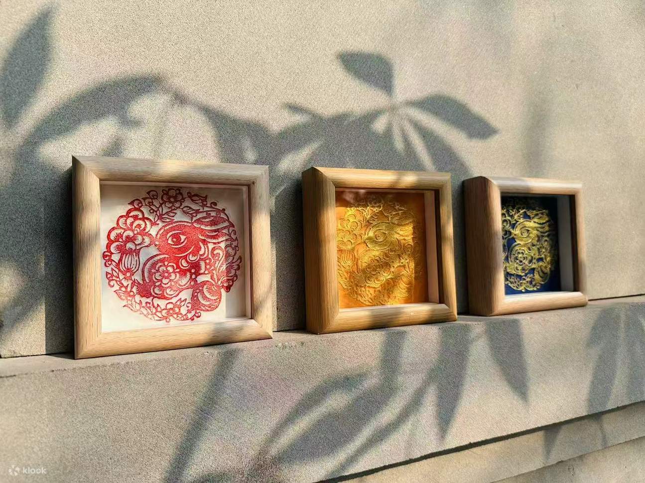 Будь то милосердное лицо Будды или крепкая фигура силача, благодаря удивительной технике эстампажа, все это может предстать перед вами в древнем и очень текстурном виде.